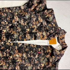 Hi! I am selling this awesome Levi’s original for trucker with cammo print sz L
